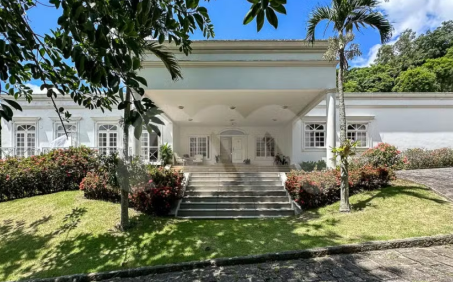 Mansão de luxo com heliponto às margens do Lago Paranoá em Brasília