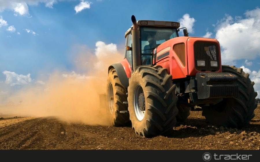 Tratores agrícolas importados em pátio portuário simbolizando alta de 144% nas importações que ameaça indústria nacional