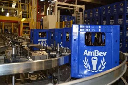 Cervejas Ambev em linha de produção com texto sobre Imposto do Pecado e tributação 2028