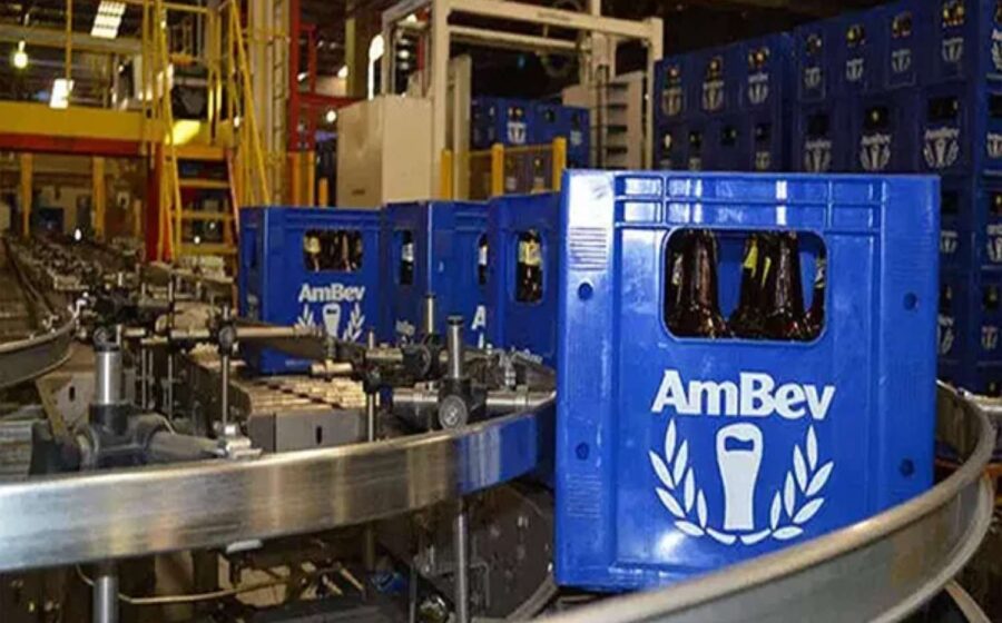Cervejas Ambev em linha de produção com texto sobre Imposto do Pecado e tributação 2028