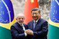 Lula e Narendra Modi apertando as mãos com fundo de mina de lítio e bandeiras Brasil-Índia