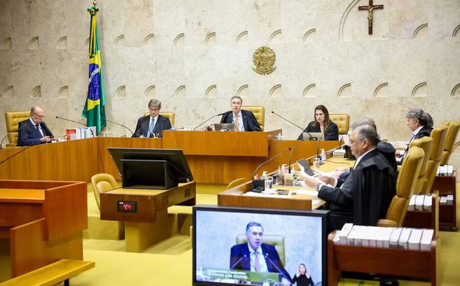 Plenário do STF com ministros em sessão sobre foro privilegiado e Flávio Bolsonaro