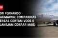 Aviões comerciais estacionados em aeroporto nevado durante crise financeira do setor aéreo