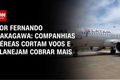 Aviões comerciais estacionados em aeroporto nevado durante crise financeira do setor aéreo