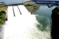 Usina hidrelétrica de Itaipu com linhas de transmissão conectando a data centers para inteligência artificial