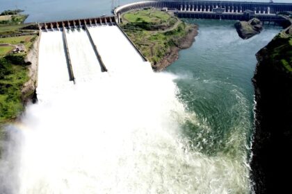 Usina hidrelétrica de Itaipu com linhas de transmissão conectando a data centers para inteligência artificial
