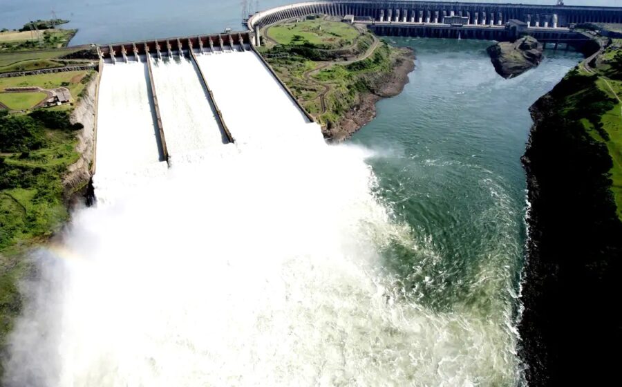 Usina hidrelétrica de Itaipu com linhas de transmissão conectando a data centers para inteligência artificial