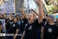 Bandeiras do Brasil e Argentina lado a lado com símbolos de urna eletrônica e aperto de mão diplomático tenso