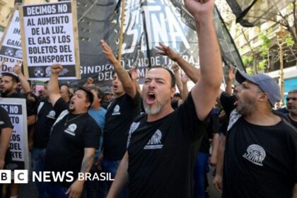 Bandeiras do Brasil e Argentina lado a lado com símbolos de urna eletrônica e aperto de mão diplomático tenso