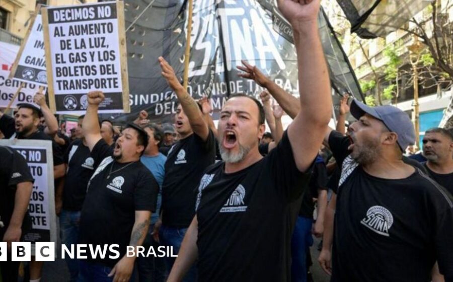 Bandeiras do Brasil e Argentina lado a lado com símbolos de urna eletrônica e aperto de mão diplomático tenso
