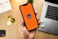 Logotipo do Itaú Unibanco e símbolo de inteligência artificial representando aquisição da NeoSpace por R$ 2,9 bi