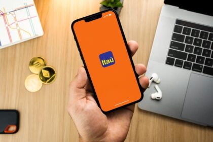 Logotipo do Itaú Unibanco e símbolo de inteligência artificial representando aquisição da NeoSpace por R$ 2,9 bi