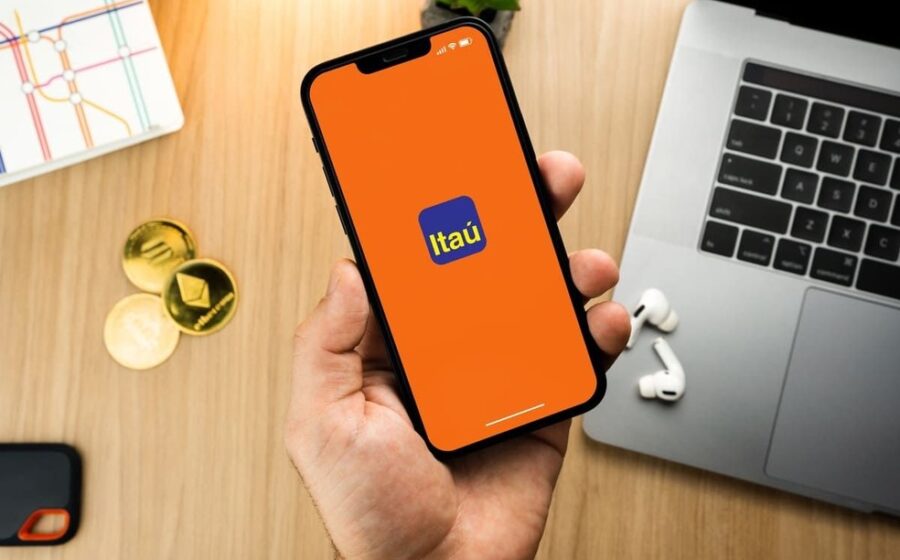 Logotipo do Itaú Unibanco e símbolo de inteligência artificial representando aquisição da NeoSpace por R$ 2,9 bi