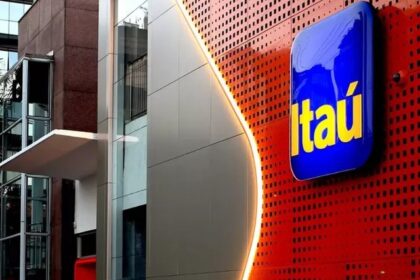 Logotipo do Itaú Unibanco e Equatorial Energia sobre fundo de gráfico financeiro em alta