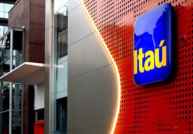 Logotipo do Itaú Unibanco e Equatorial Energia sobre fundo de gráfico financeiro em alta