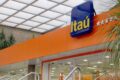 Logotipo do Itaú Unibanco sobre fundo digital com elementos de inteligência artificial, simbolizando aquisição da NeoSpace por R$ 2,9 bi