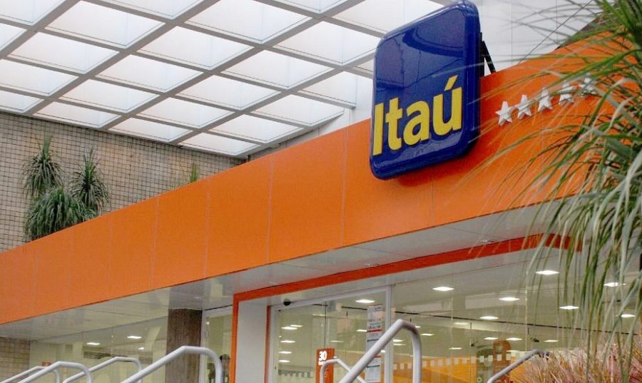 Logotipo do Itaú Unibanco sobre fundo digital com elementos de inteligência artificial, simbolizando aquisição da NeoSpace por R$ 2,9 bi