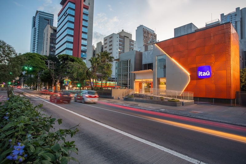Logotipo do Itaú Unibanco e NeoSpace com símbolos de inteligência artificial e valor R$ 2,9 bilhões