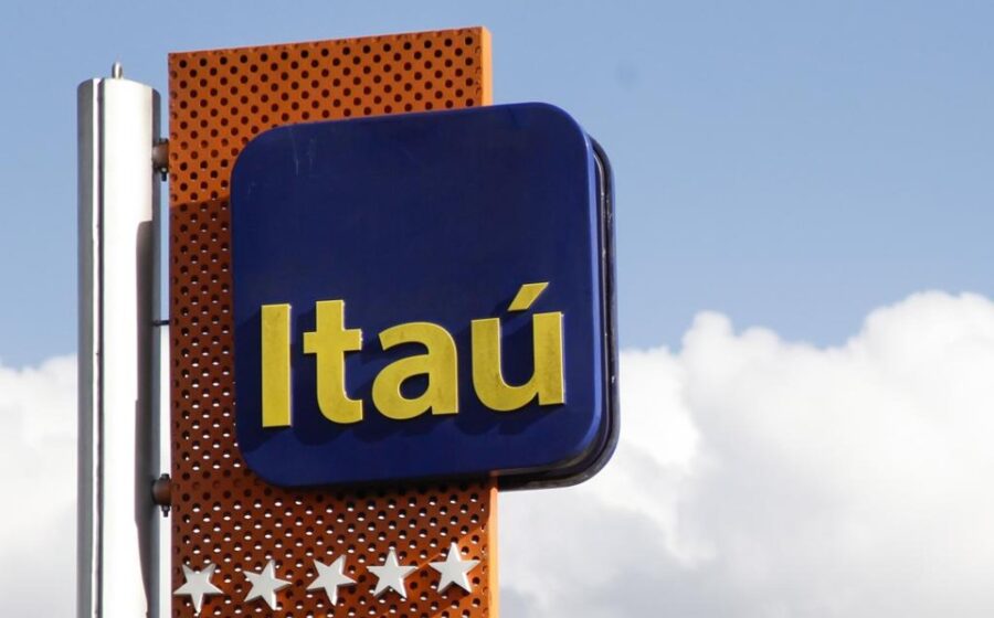 Logos do Itaú Unibanco e Prisma Capital lado a lado representando parceria estratégica de 35%