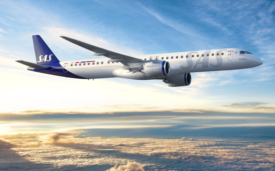 Jato Embraer E190-E2 com pintura da Japan Airlines J-Air no solo