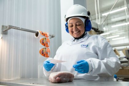 Fila de candidatos aguardando entrevista de emprego na fábrica da JBS em Amparo