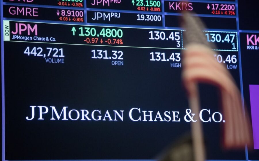 Gráfico de ações do Banco do Brasil caindo após rebaixamento do JP Morgan para underweight