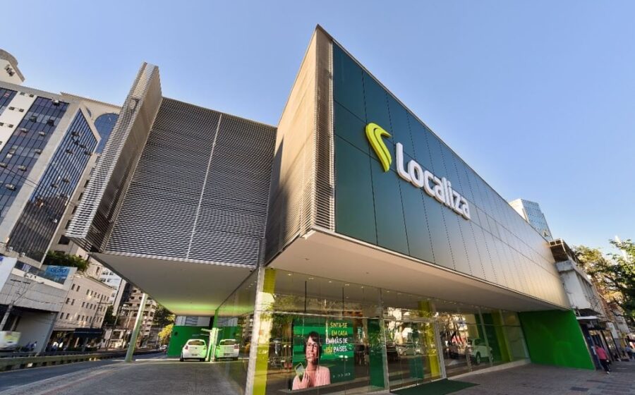 Gráfico comparativo de ações Localiza e Rumo com logos das empresas e ícone JP Morgan