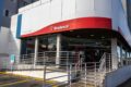Gráfico de ações do Bradesco em queda com logos do JPMorgan e Itaú BBA indicando rebaixamento