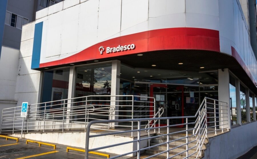 Gráfico de ações do Bradesco em queda com logos do JPMorgan e Itaú BBA indicando rebaixamento