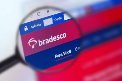 Gráfico mostra ações Bradesco subindo 4,4% e Banco do Brasil caindo 6,4% após recomendação JPMorgan