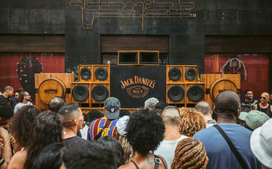 Garrafas de Jack Daniel's saborizadas em evento para Geração Z no Brasil