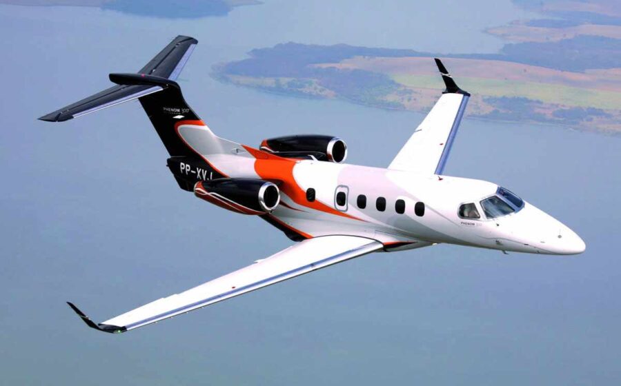 Jato executivo SyberJet SJ36 em voo, concorrente do Phenom 300E