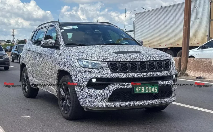 Jeep Compass 2027 híbrido 48V 4x4 dianteiro em estrada brasileira
