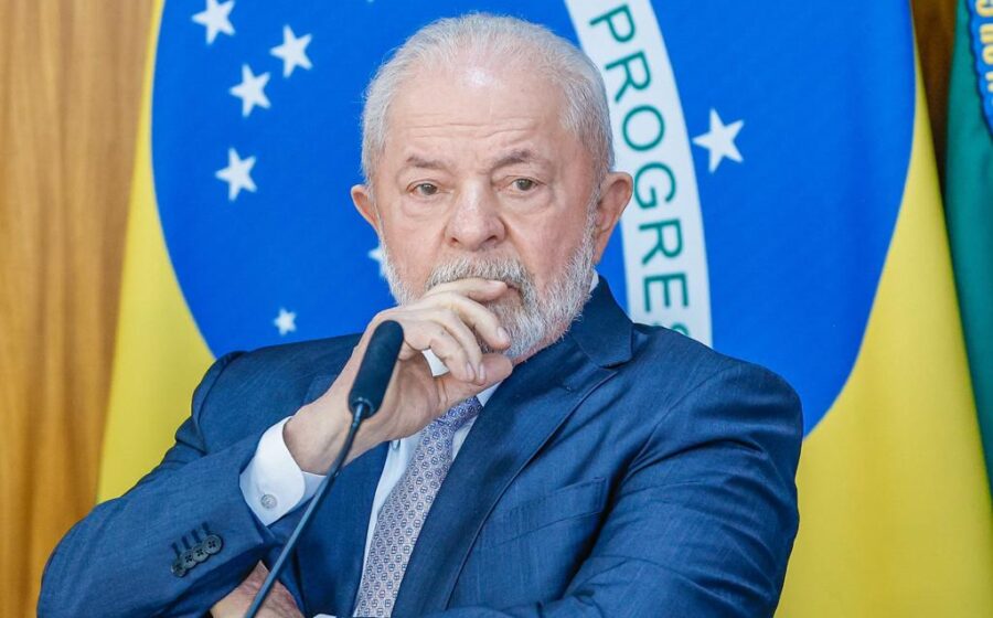 Cadeira vazia de ministro da Fazenda com gráfico de juros altos ao fundo, simbolizando troca de comando sem solução fiscal