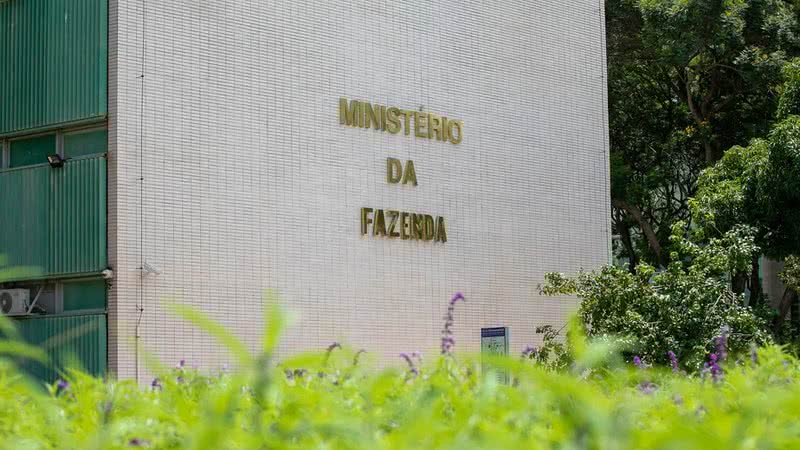 Gráfico mostra evolução dos juros reais e gastos primários no Brasil desde 2003, com destaque para Ministério da Fazenda