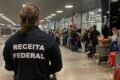 Supermercado com faixa de proibição e balança da justiça simbolizando bloqueio judicial por assédio eleitoral