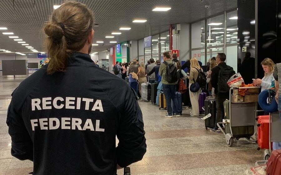 Supermercado com faixa de proibição e balança da justiça simbolizando bloqueio judicial por assédio eleitoral