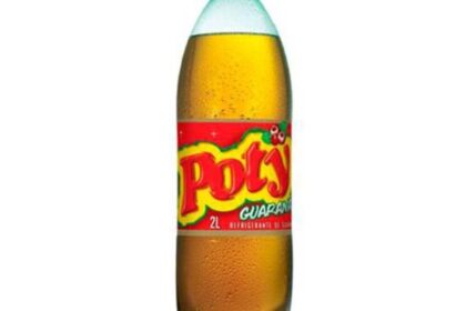 Garrafa de Guaraná Poty sobre balança da justiça com martelo judicial, simbolizando proibição de pressão política