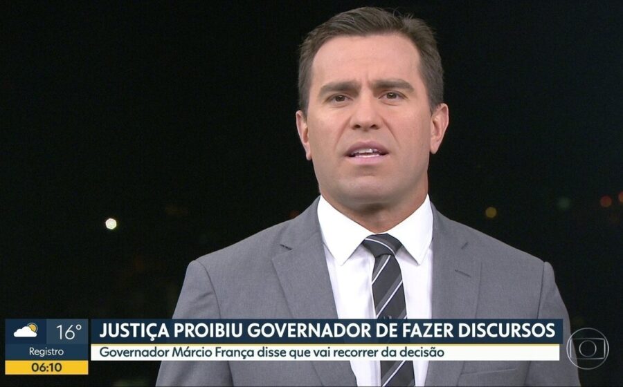 Fachada do Supermercado Zona Sul com símbolo da Justiça do Trabalho e funcionários votando