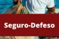 Pescadores artesanais com documentos do Seguro-Defeso diante de balança da Justiça do Trabalho