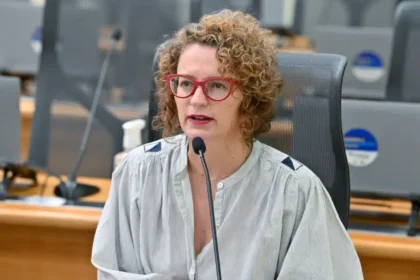Juiz assina liminar contra deputada Índia Armelau por assédio eleitoral e demissão política