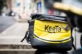 Logotipo Keeta sobre mapa de São Paulo com ícones de delivery e cifra de R$ 1 bilhão