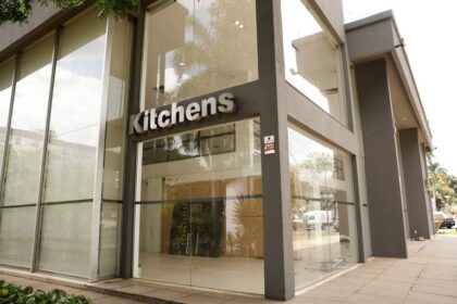 Logo da Kitchens móveis planejados de luxo com alerta de crise operacional e processos judiciais
