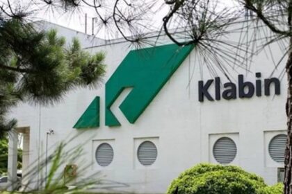 Gráfico de ações KLBN11 em queda com ícone de custo industrial em destaque