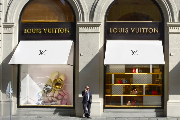 Gráfico de queda das ações LVMH com bandeira da China e ícones de luxo