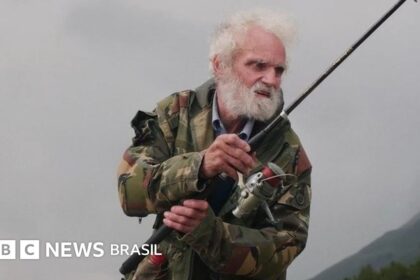 Oreste Forno, 73 anos, ex-IBM, vive isolado em cabana artesanal a 2000m altitude nos Alpes italianos