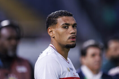 Zagueiro Ruan Tressoldi em ação pelo São Paulo, lesionado no joelho direito