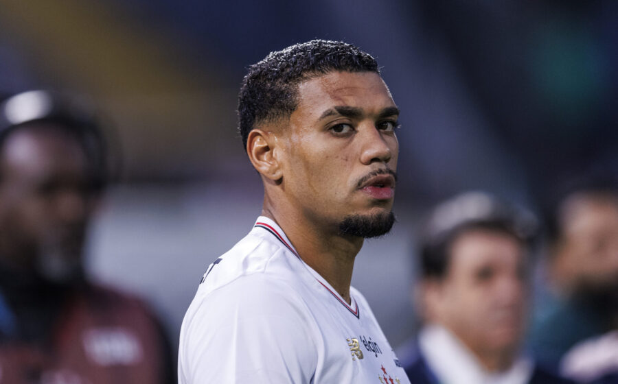 Zagueiro Ruan Tressoldi em ação pelo São Paulo, lesionado no joelho direito