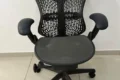 Leilão Banco Master: cadeiras Herman Miller, equipamentos TI e carro Fórmula 1 desmontado em lote
