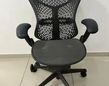 Leilão Banco Master: cadeiras Herman Miller, equipamentos TI e carro Fórmula 1 desmontado em lote